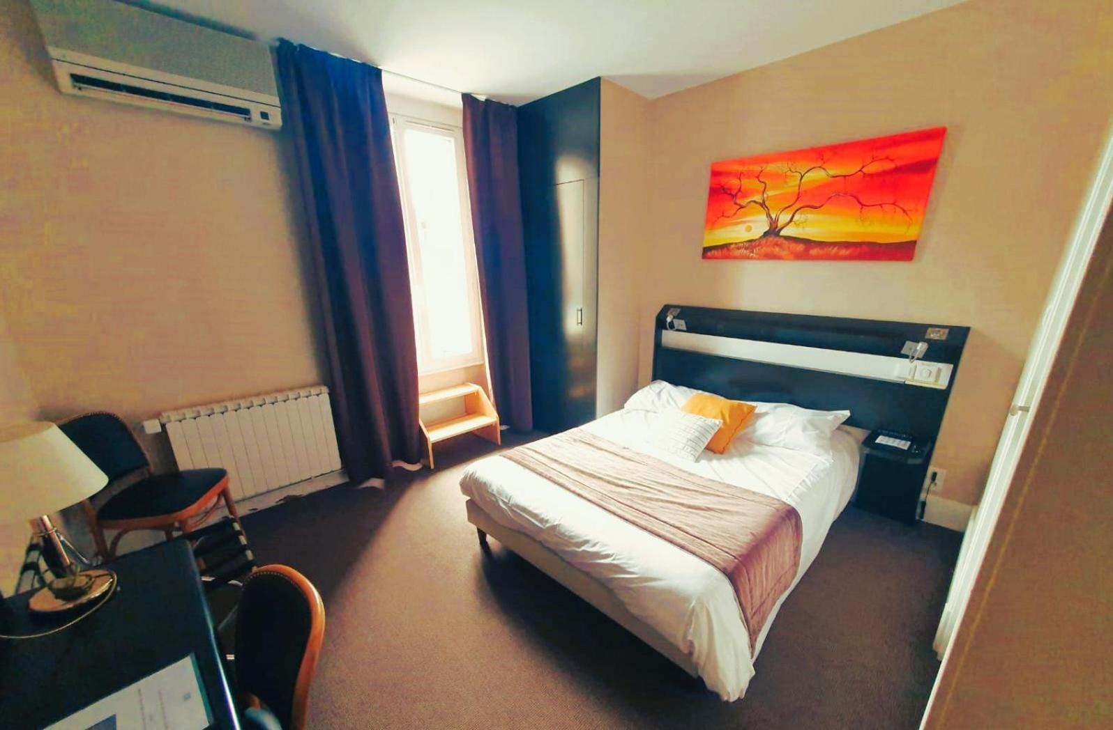Hotel Logis Des Bourbons