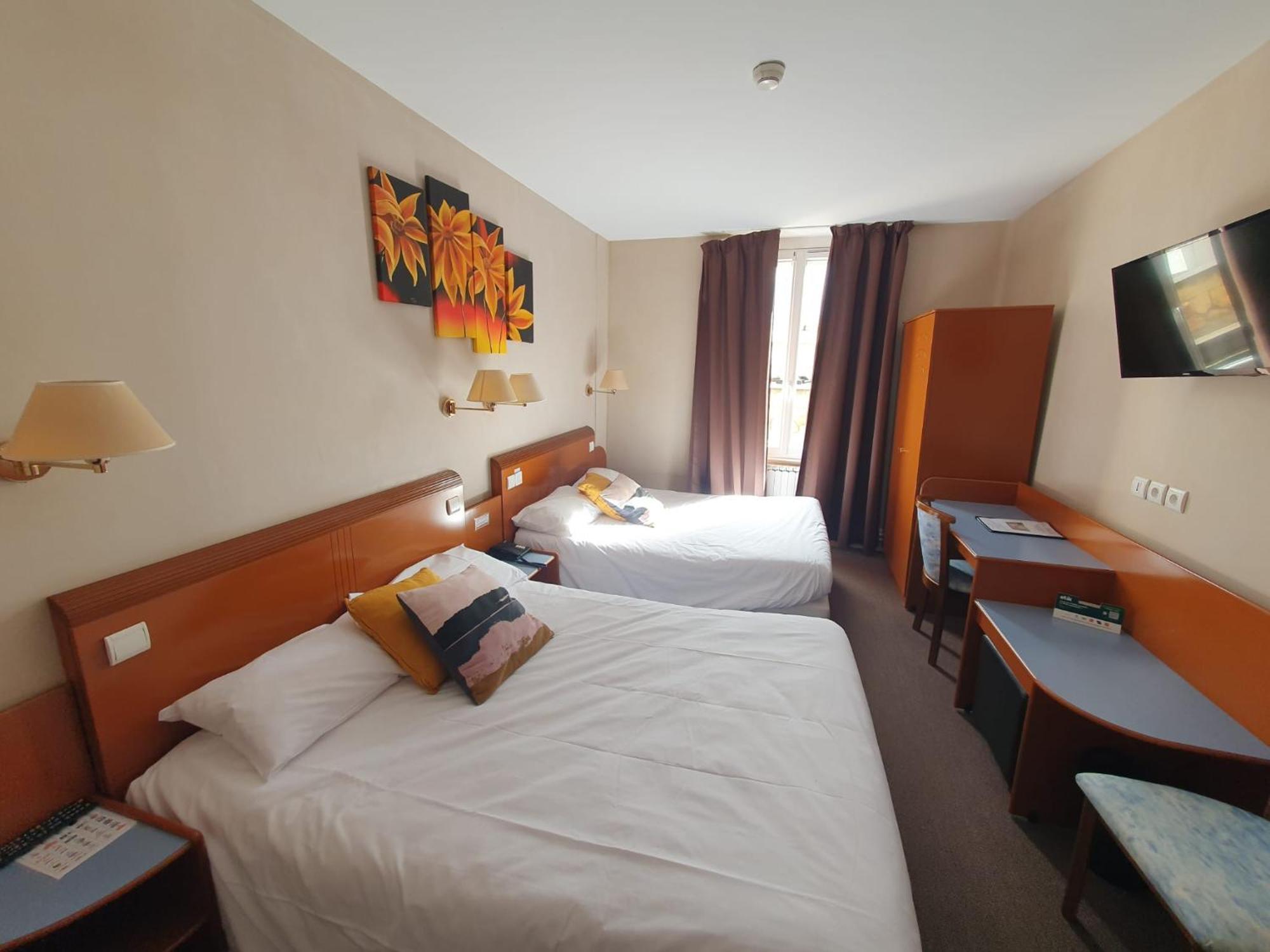 Logis Des Bourbons Hotel