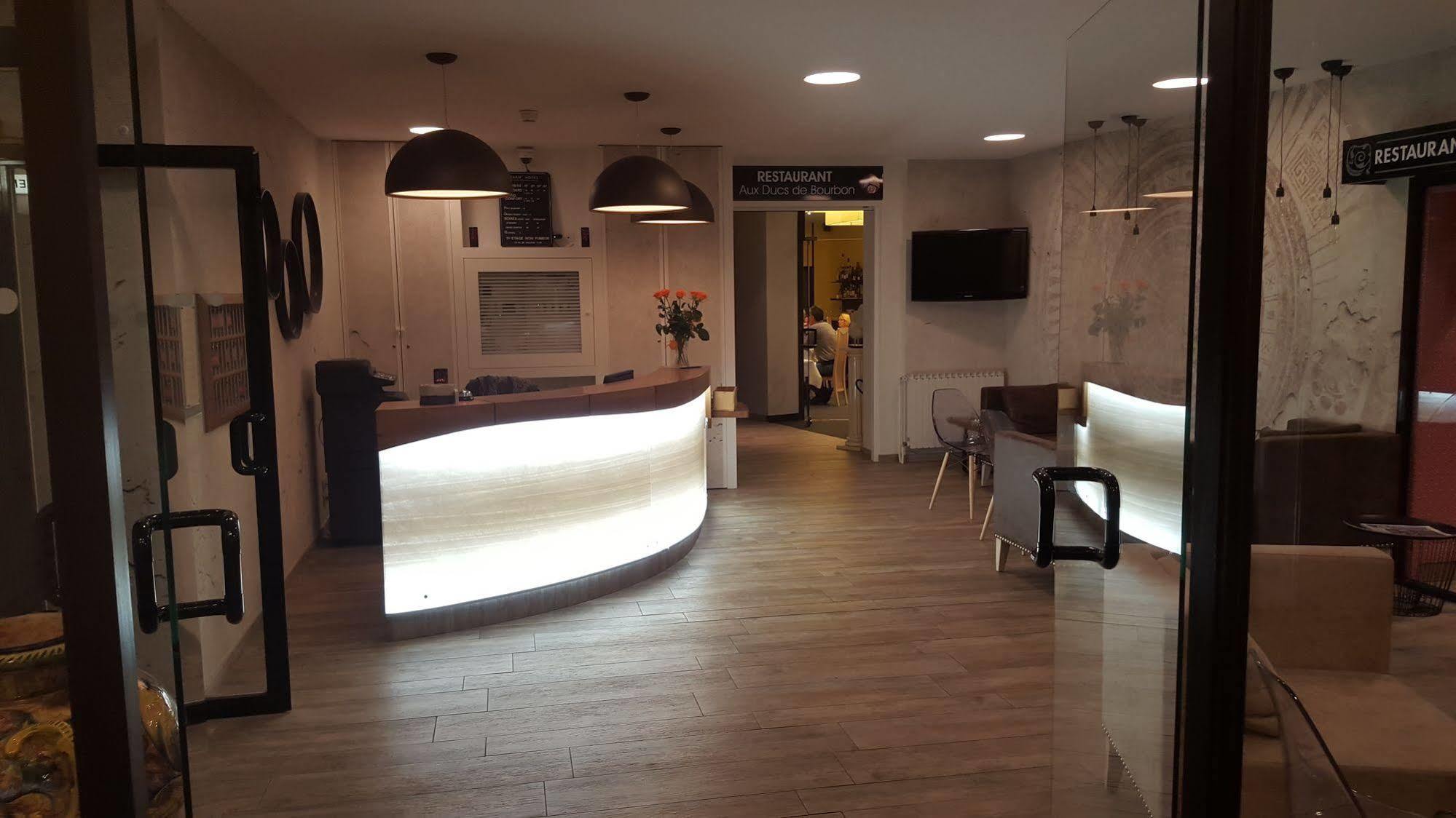 Hotel Logis Des Bourbons 3*
