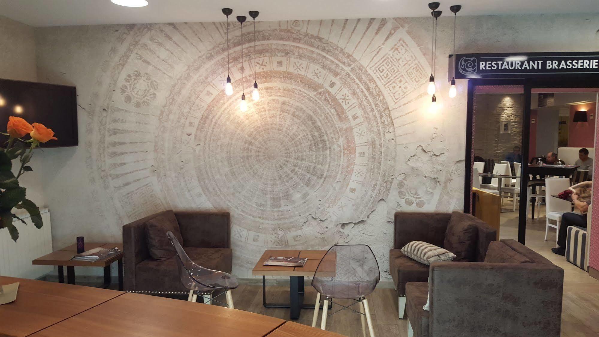Logis Des Bourbons Hotel 3*